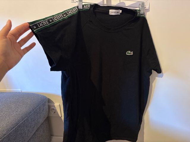 Camiseta Lacoste Negra con Logo Lateral