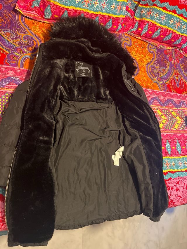 Abrigo acolchado negro con capucha