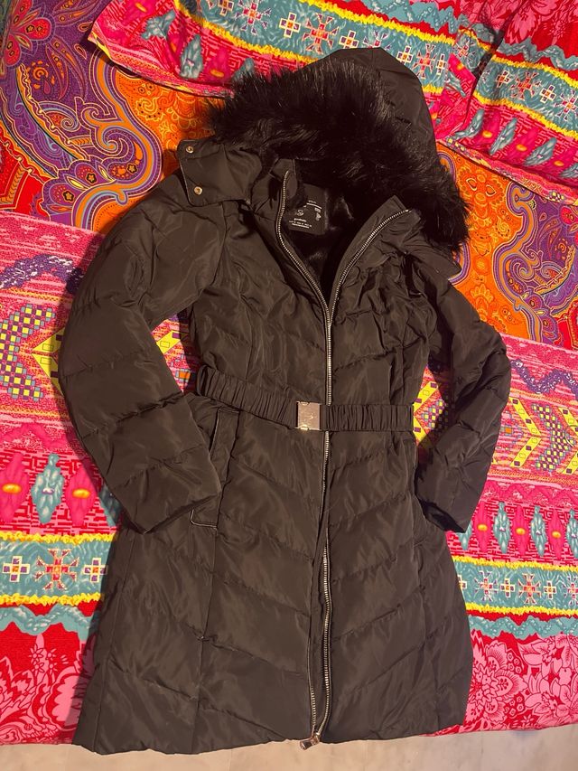 Abrigo acolchado negro con capucha