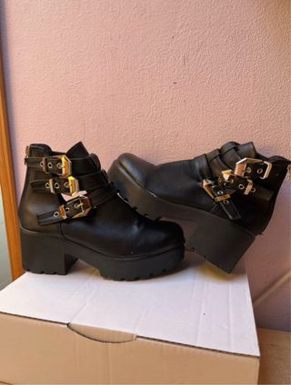 Stivaletti neri con fibbie