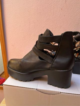 Stivaletti neri con fibbie