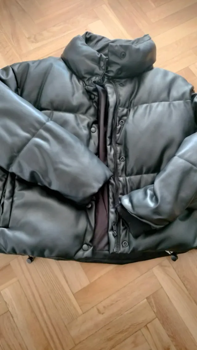 Chaqueta Stradivarius efecto piel negra