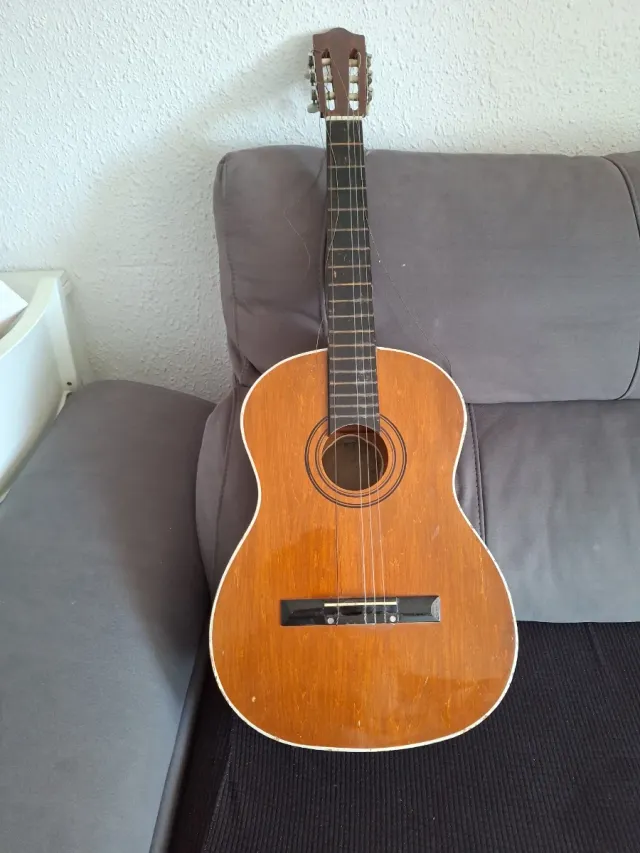 Guitarra Clásica Madera Dos cuerdas estan rotas