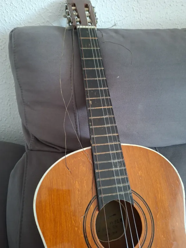 Guitarra Clásica Madera Dos cuerdas estan rotas