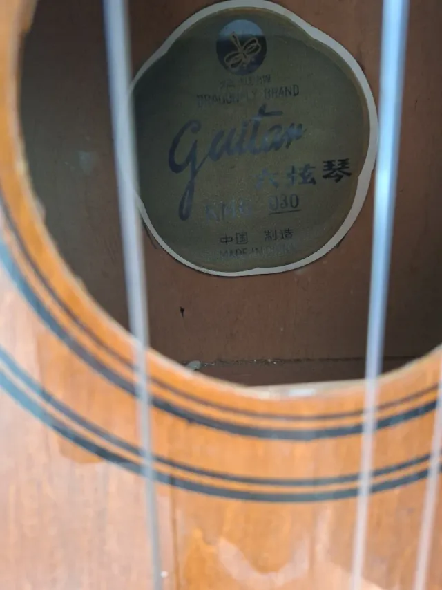 Guitarra Clásica Madera Dos cuerdas estan rotas
