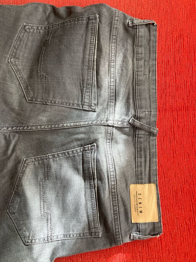 Pantalón vaquero gris