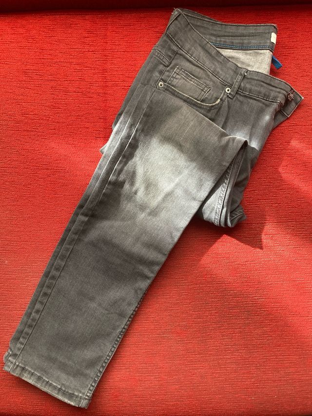 Pantalón vaquero gris