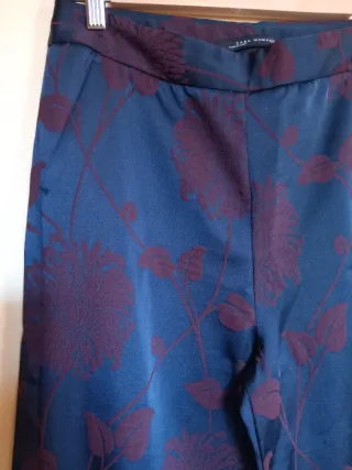 Pantalón Zara estampado floral azul y morado