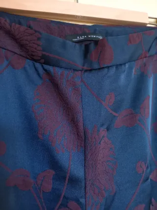 Pantalón Zara estampado floral azul y morado