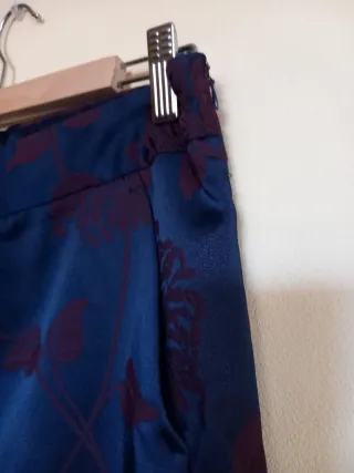 Pantalón Zara estampado floral azul y morado