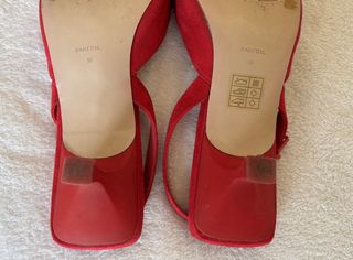 Zapatos de tacón bajo, en ante fucsia.