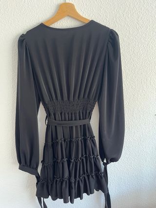 Vestido negro manga larga volantes