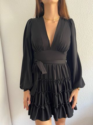 Vestido negro manga larga volantes