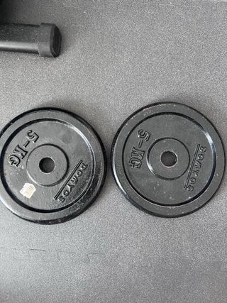 Soporte, barra, mancuernas y discos