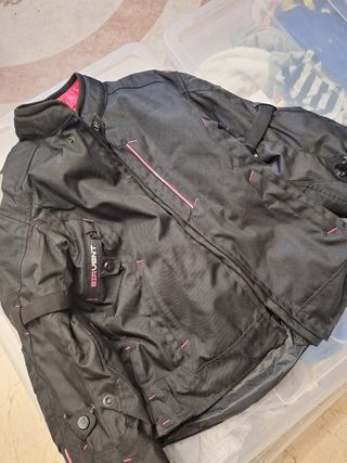Chaqueta y casco moto chica