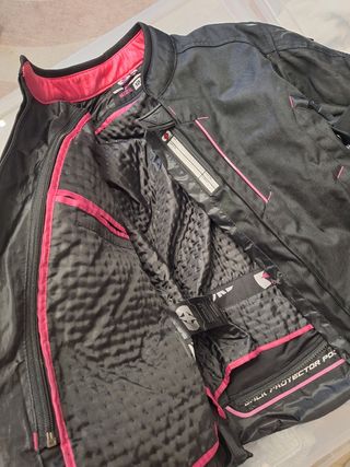 Chaqueta y casco moto chica