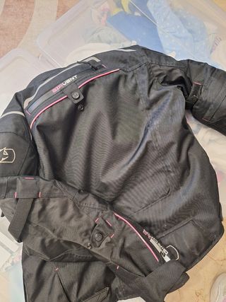 Chaqueta y casco moto chica