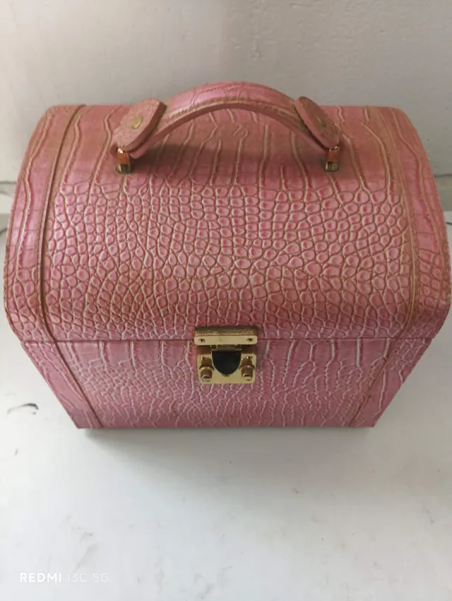 Joyero rosa con acabado cocodrilo y detalles dorad