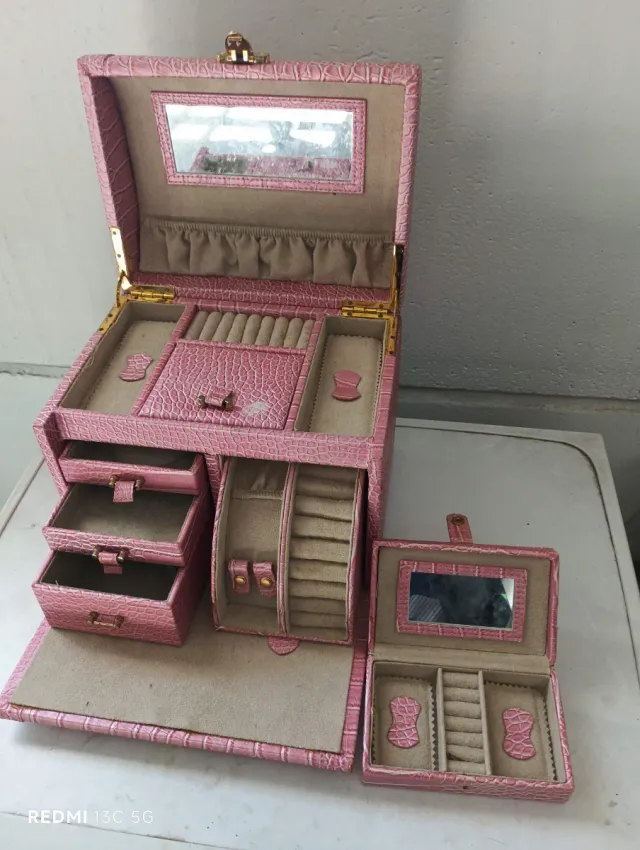 Joyero rosa con acabado cocodrilo y detalles dorad