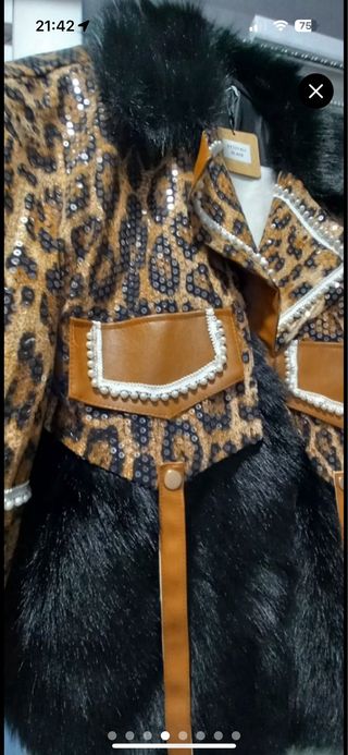 Chaqueta print leopardo y pelo