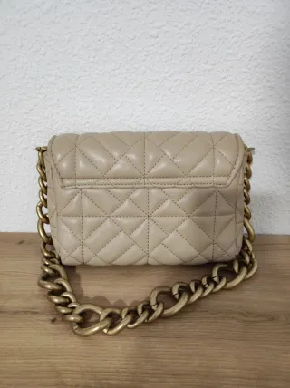 Bolso de mano acolchado con cadena dorada