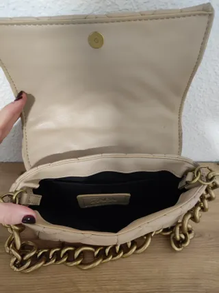 Bolso de mano acolchado con cadena dorada