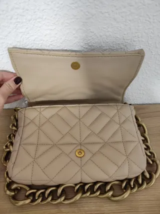 Bolso de mano acolchado con cadena dorada