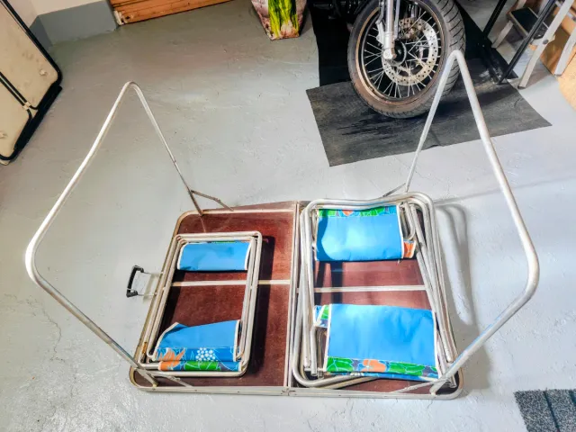 Mesa y 4 Sillas Plegables Camping Flores