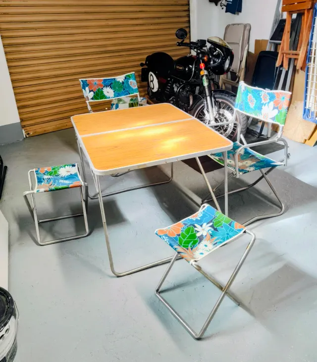 Mesa y 4 Sillas Plegables Camping Flores