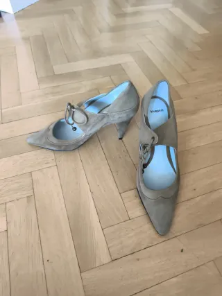 Zapatos de ante beige, talla 37. Tacón  de 9 cm.