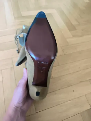 Zapatos de ante beige, talla 37. Tacón  de 9 cm.