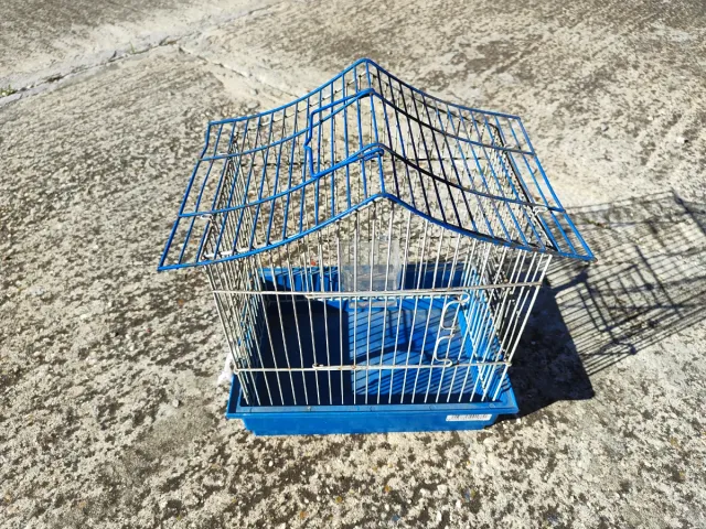 Jaula para pájaros azul y plateada