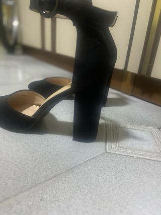 Scarpe con tacco e cinturino nero