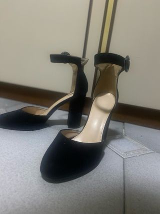 Scarpe con tacco e cinturino nero