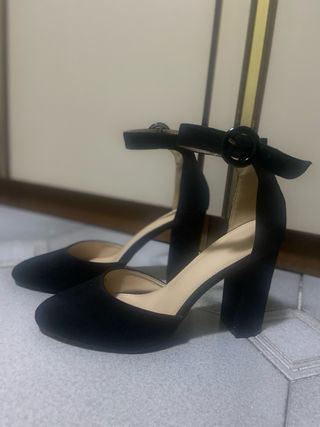 Scarpe con tacco e cinturino nero