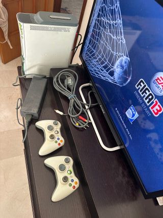 Xbox 360 60GB + 2 Controller + FIFA 13