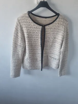 Chaqueta torera beige y negra