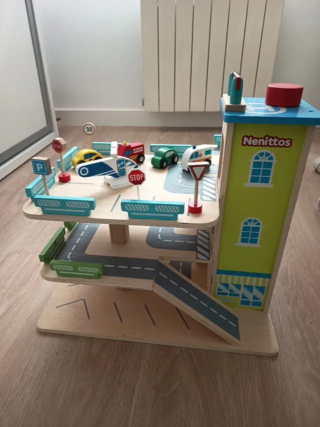 Parking de madera y saco invierno niño