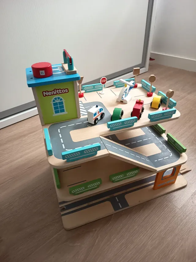 Parking de madera y saco invierno niño