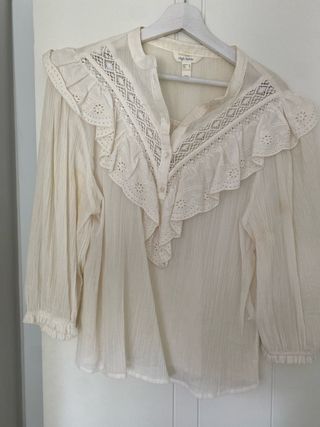 Camisa beige High Spirits con volantes