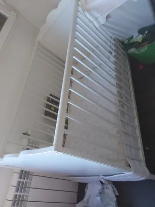 Cuna de bebé blanca