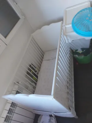 Cuna de bebé blanca