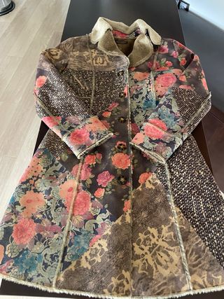 Abrigo estampado floral entallado