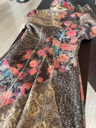 Abrigo estampado floral entallado