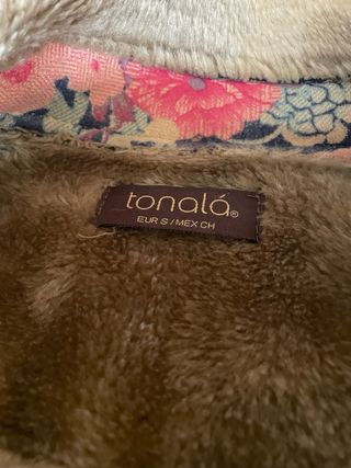 Abrigo estampado floral entallado