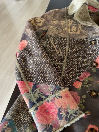 Abrigo estampado floral entallado