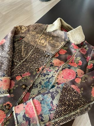 Abrigo estampado floral entallado