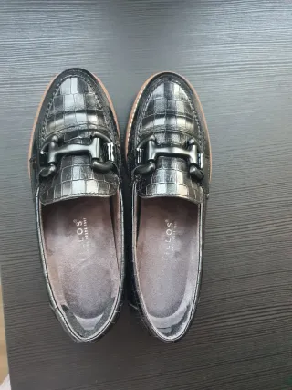 Zapatos negros de piel efecto cocodrilo