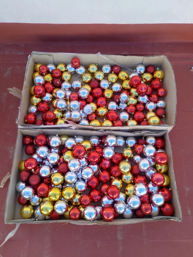 Lote de bolas de Natal douradas, vermelhas e prateadas