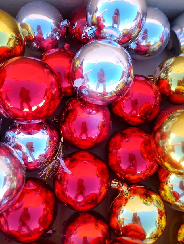 Lote de bolas de Natal douradas, vermelhas e prateadas